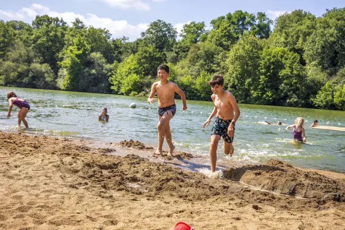 Un étang aménagé au bord du camping