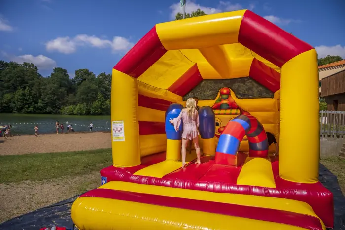 Un étang aménagé au bord du camping