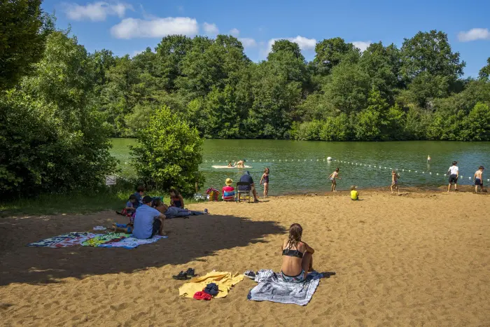 Un étang aménagé au bord du camping
