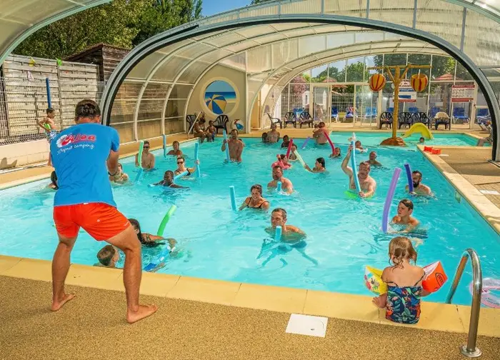 Une baignade couverte près de l'océan