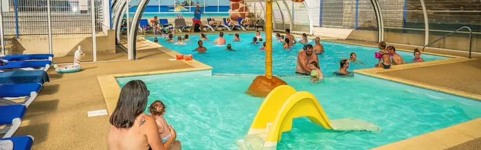 Une baignade couverte près de l'océan