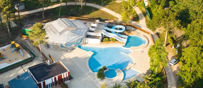Un complexe aquatique avec bassin couvert