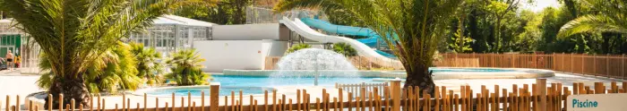 Un complexe aquatique avec bassin couvert