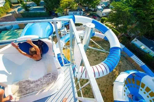 Un espace aquatique chauffé et ludique