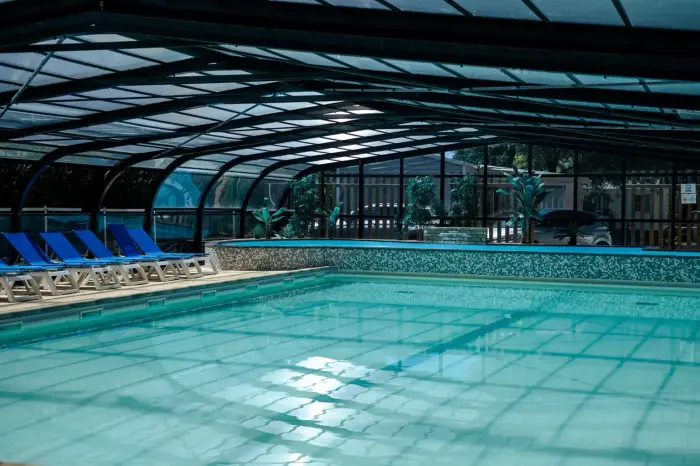 Une piscine couverte chauffée dès avril