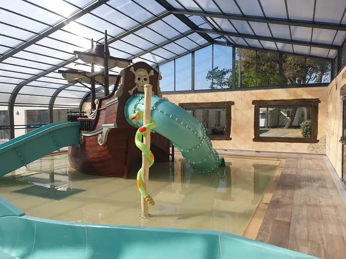 Un parc aquatique entre bassin couvert et glissades