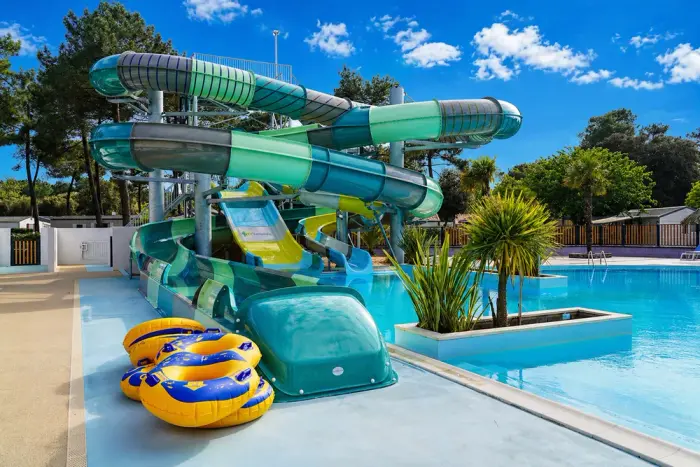 Un parc aquatique entre bassin couvert et glissades