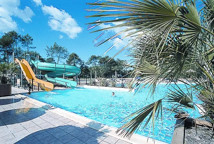 Un parc aquatique entre bassin couvert et glissades