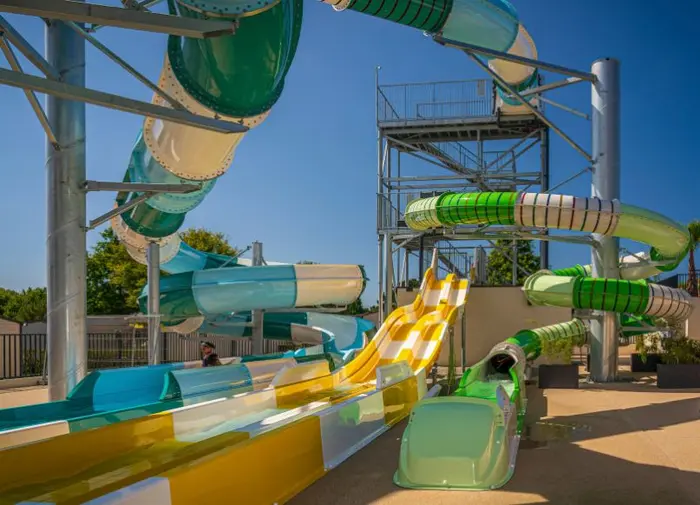 Baignade couverte et glisse en famille