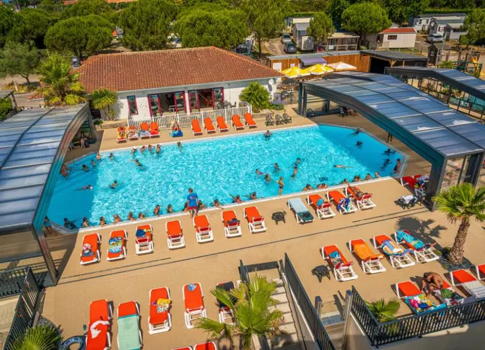 Baignade couverte et glisse en famille