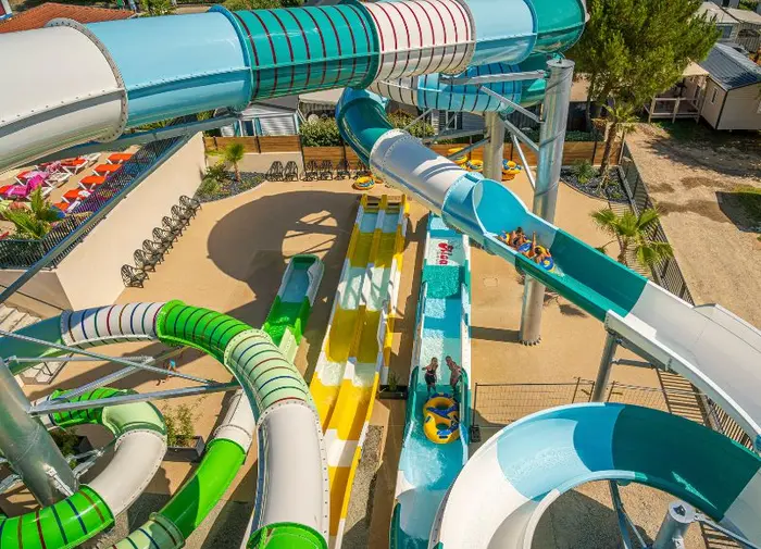 Baignade couverte et glisse en famille
