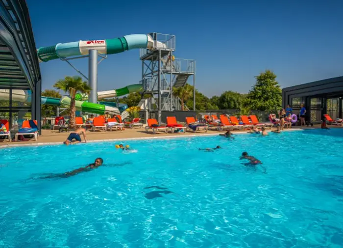 Baignade couverte et glisse en famille