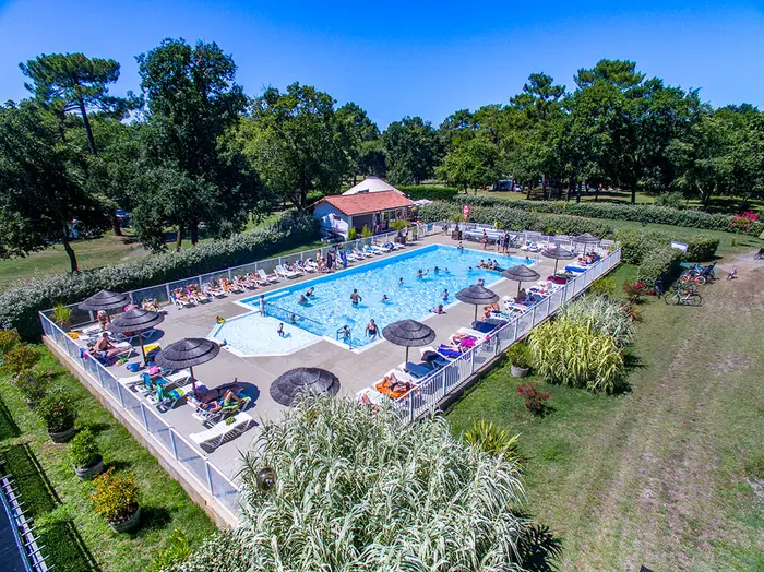 Une piscine chauffée au cœur du domaine
