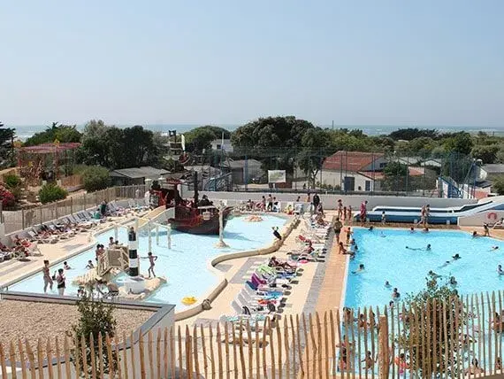 Deux bassins et jeux d'eau