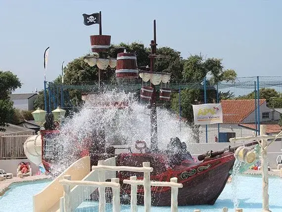 Deux bassins et jeux d'eau