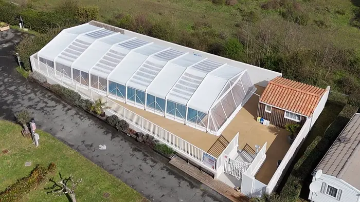 Une piscine couverte chauffée avec jets