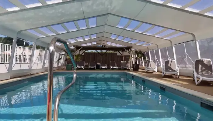 Une piscine couverte chauffée avec jets