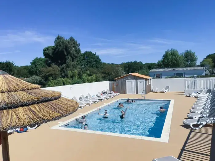 Une piscine couverte chauffée avec jets