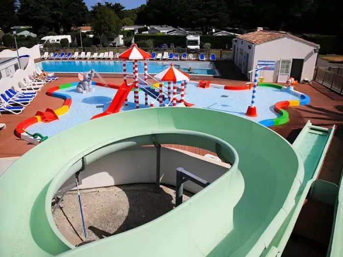 Une piscine chauffée avec jeux d'eau