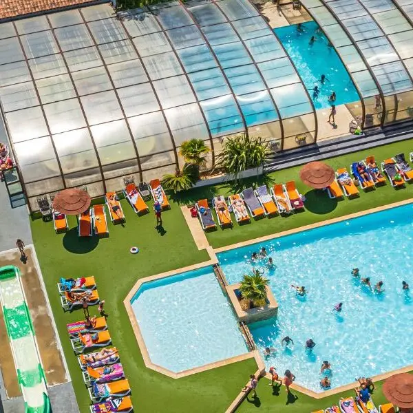 Un parc aquatique entre bassin et glissades