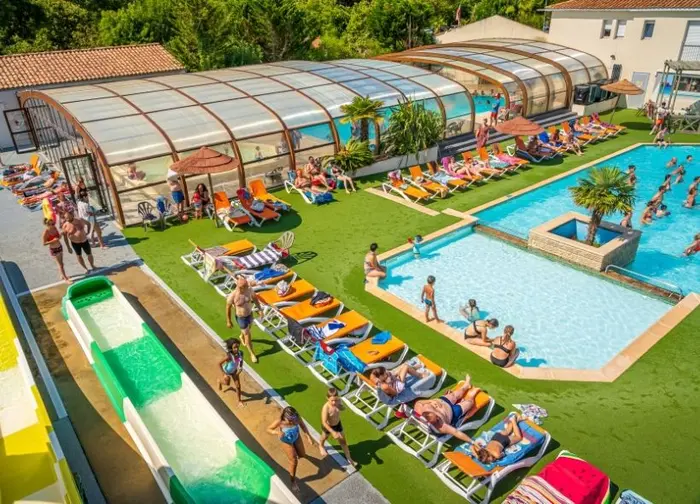 Un parc aquatique entre bassin et glissades