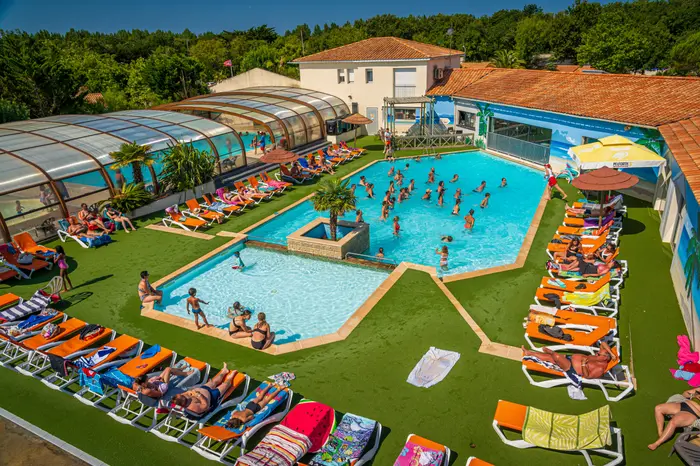 Un parc aquatique entre bassin et glissades