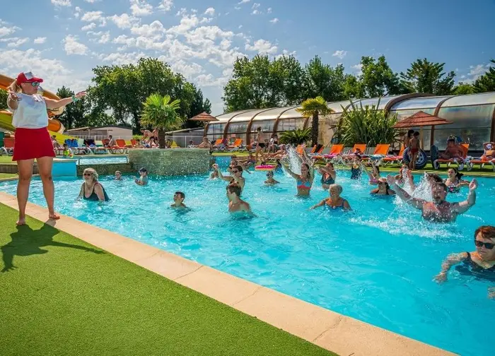 Un parc aquatique entre bassin et glissades