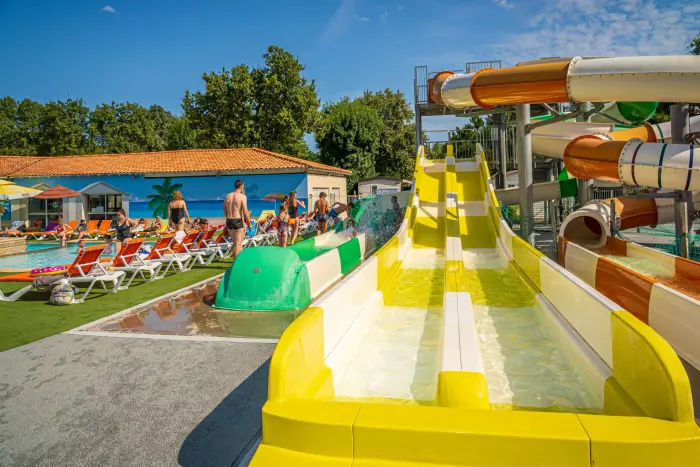 Un parc aquatique entre bassin et glissades