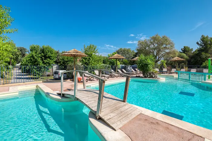 Piscine chauffée et glissades en saison
