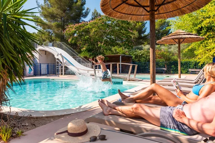 Piscine chauffée et glissades en saison