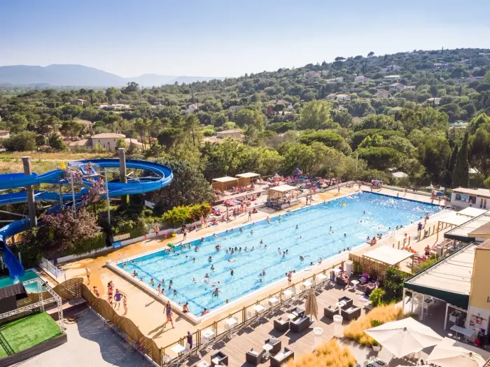 Une piscine chauffée et deux toboggans