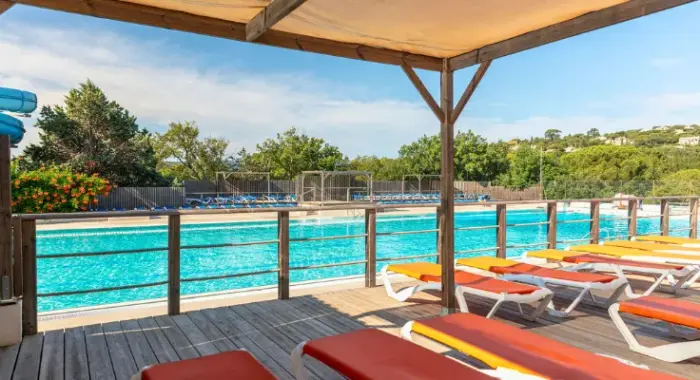 Une piscine chauffée et deux toboggans
