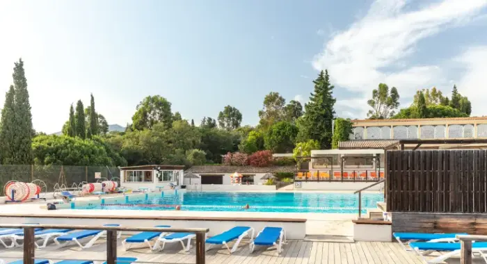 Une piscine chauffée et deux toboggans