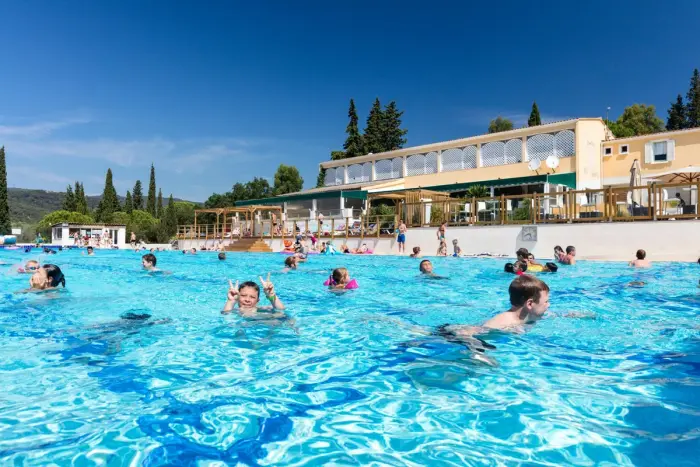 Une piscine chauffée et deux toboggans