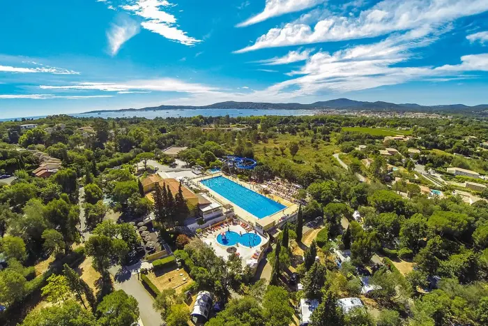 Une piscine chauffée et deux toboggans