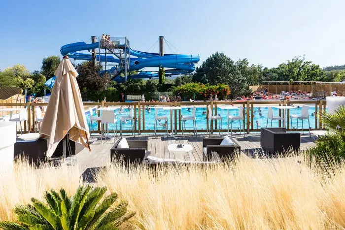 Une piscine chauffée et deux toboggans