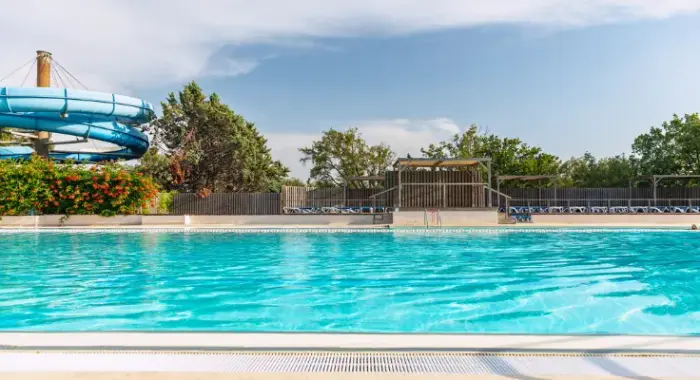Une piscine chauffée et deux toboggans