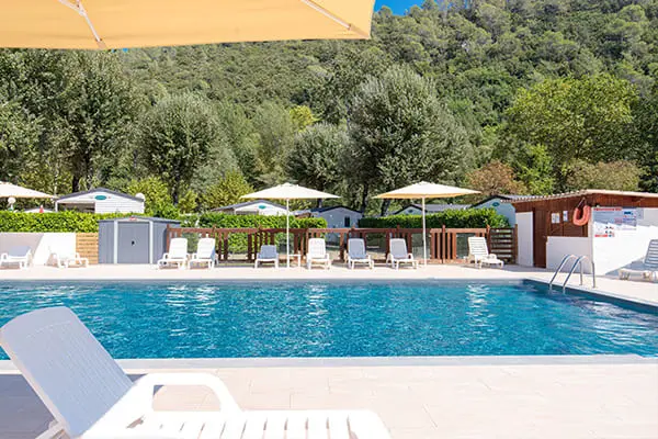 Piscine chauffée et rivière sur place