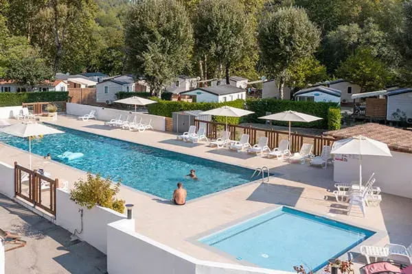 Piscine chauffée et rivière sur place