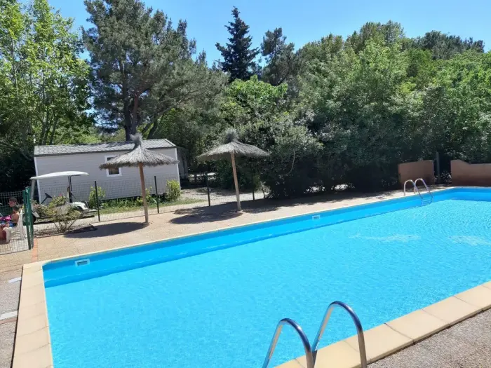 Deux bassins et un toboggan d'été