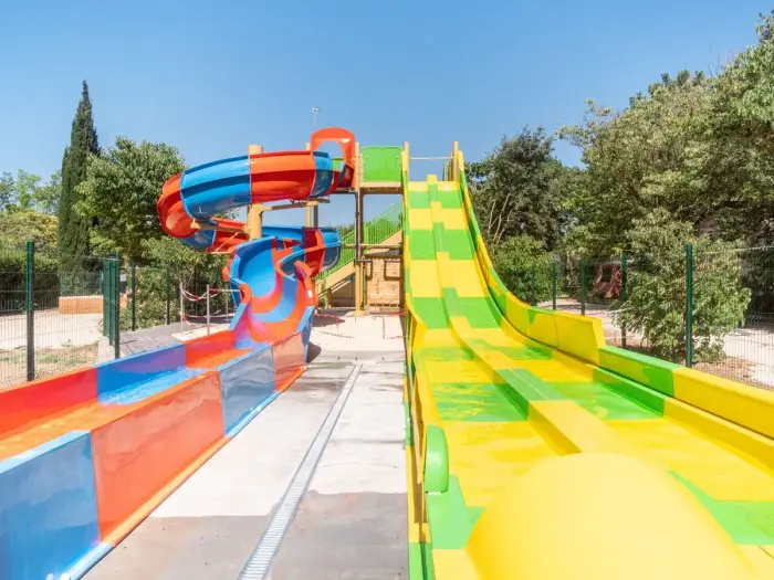 Deux bassins et un toboggan d'été