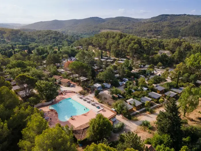 Piscine chauffée et solarium sous les pins