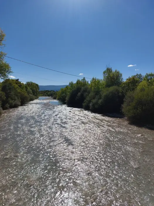 Deux bassins près de la rivière
