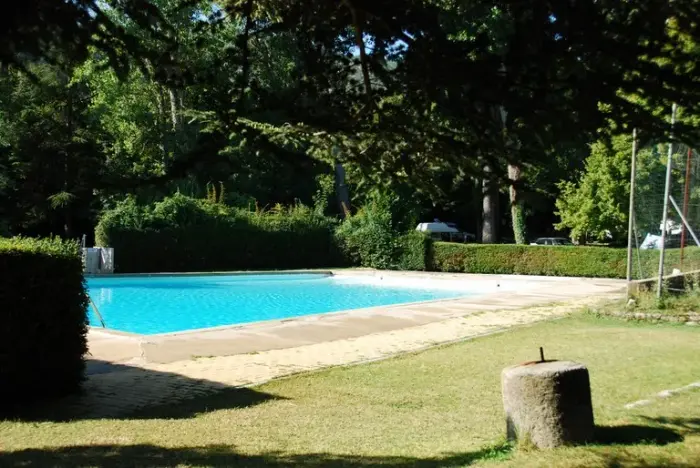 Une piscine d'été avec pataugeoire