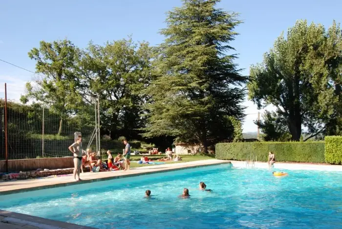 Une piscine d'été avec pataugeoire