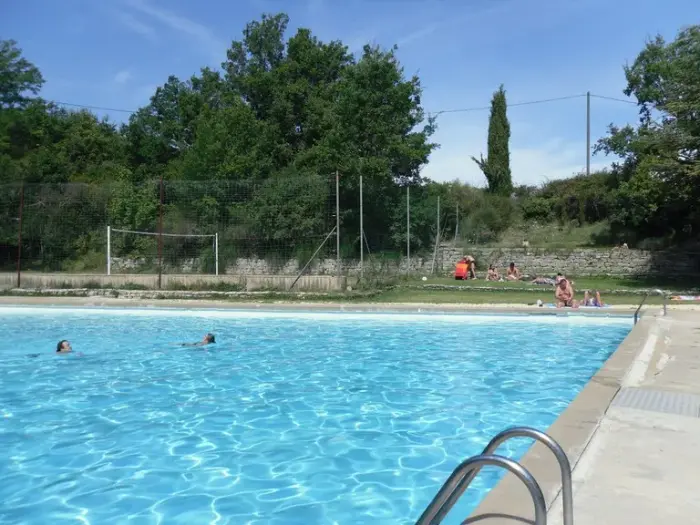 Une piscine d'été avec pataugeoire