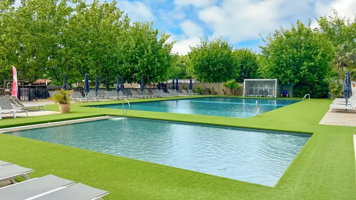 Un espace d'eau simple et chauffé