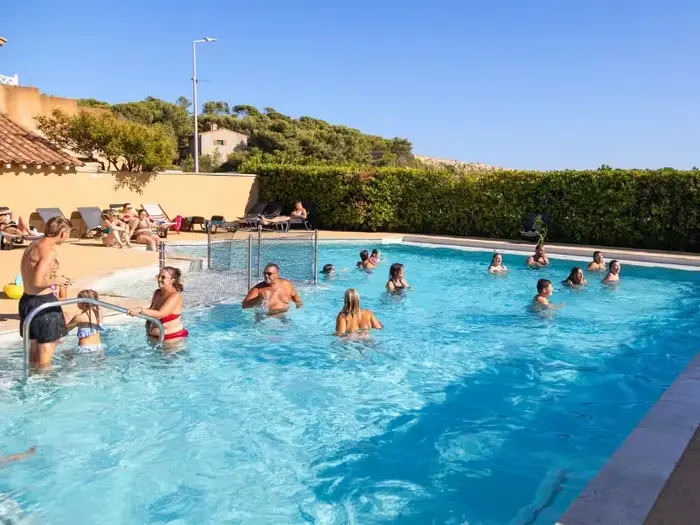 Une piscine chauffée avec solarium