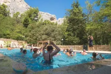Une piscine chauffée au cœur du domaine
