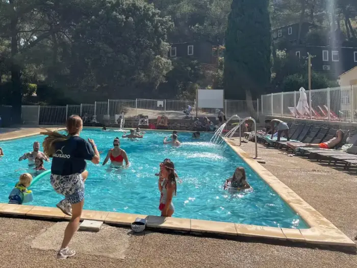 Une piscine chauffée au cœur du domaine